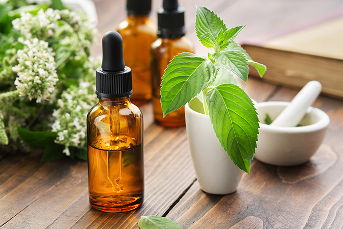 Préparation de menthe poivrée pour repousser les rats.